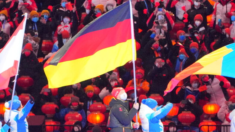 Bob-Anschieber Thorsten Margis trägt für Team Deutschland die Fahne ins Stadion.