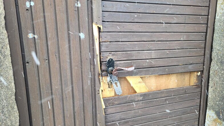 So sieht die demolierte Tür des Aussichtsturms auf der Görlitzer Landeskrone aus.