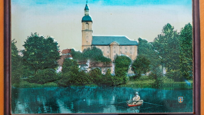 Das neue Nostalgieschild mit historischen Ansichten von der Zschopaustadt zeigt die Waldheimer Stadtkirche.