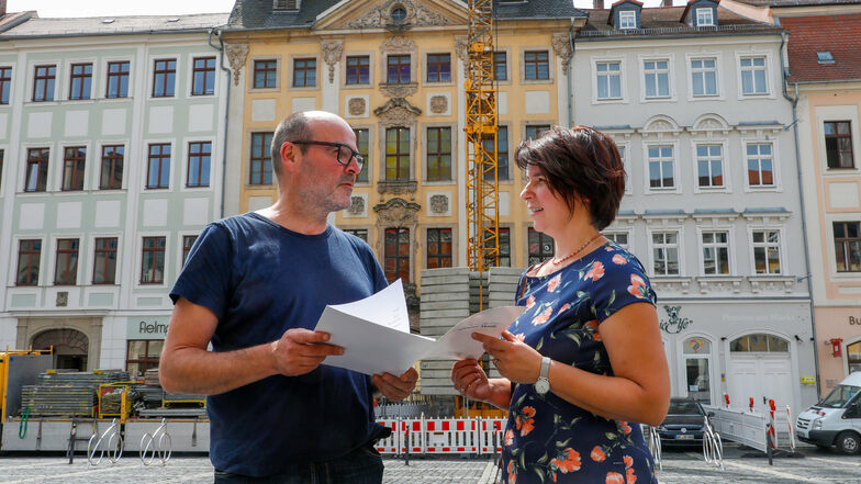 Architekt Christian Weise spricht mit Susanne Mannschott, der Chefin der Zittauer Stadtentwicklungsgesellschaft, über die Baumaßnahme Markt 9.