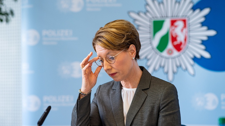 Auf einer Pressekonferenz des Polizeipräsidiums Münster, berichtet die Polizeipräsidentin Alexandra Dorndorf von den eingeleiteten Straf- und Disziplinarverfahren gegen mehrere SEK-Beamte der Polizei Münster wegen unter anderem rechtsextremen Inhalten in 