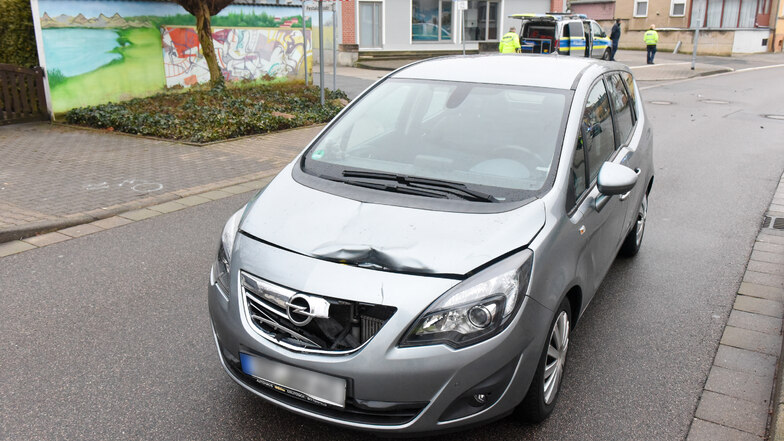 Ein Opelfahrer hat vor einer Schule in Delitzsch zwei Kinder erfasst.