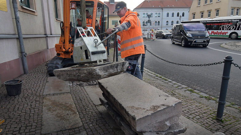 Sebastian Lehmann von der Firma Hoff hat die Granitplatten aus dem Gehweg am Wappenhenschstift ausgebaut. Sie werden umgearbeitet und wieder eingebaut.