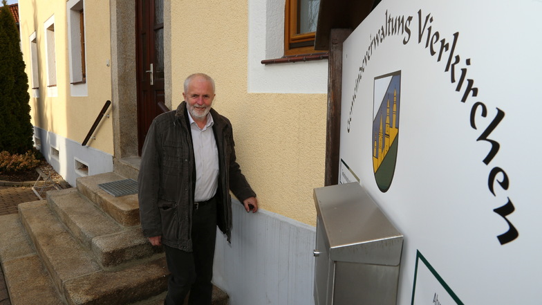 Waldhufens Bürgermeister Horst Brückner steht vor dem Gemeindeamt von Vierkirchen. Das Thema Gemeindeehe zwischen beiden Gemeinden ist wieder ein Thema.