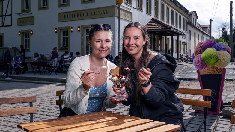 Vanessa Hörl (links) und 
Chantal Wolf genießen einen Eisbecher im neuen Café in Liegau-Augustusbad.