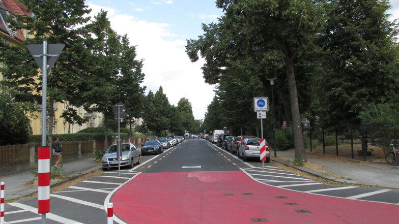 Die Fahrradstraßen sind beschildert, auf der Fahrbahn gibt es Sicherheitsmarkierungen in Kreuzungsbereichen sowie parkenden Autos.