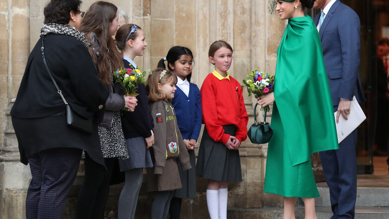Harry und Meghan verabschieden sich nach dem Commonwealth Gottesdienst in der Westminster Abbey. 