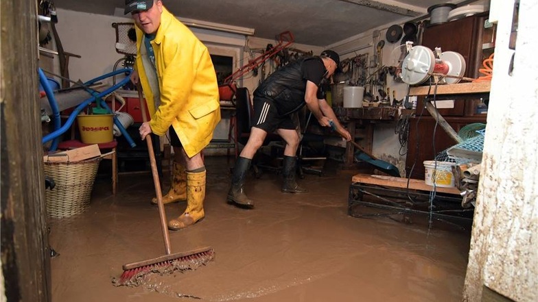 Viele Grundstücke wurden überflutet, das Wasser drang in diie Häuser ein und ließ viel Schlamm zurück.