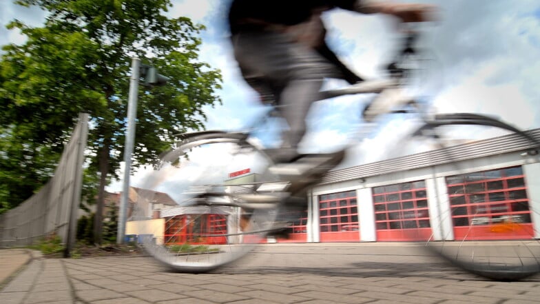 Nicht wenige Feuerwehrleute gelangen mit dem Fahrrad zur Meißner Feuerwache. Nun wurden zwei Fahrräder vom Gelände entwendet.