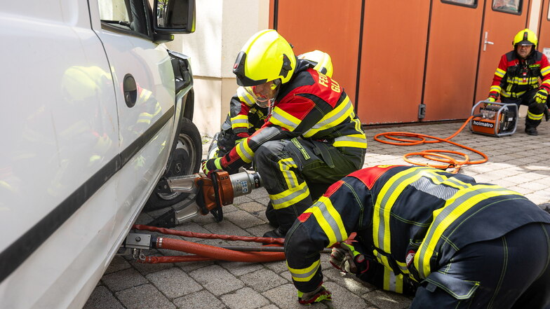 SOE: Erste Feuerwehr kann jetzt brennende E-Autos löschen