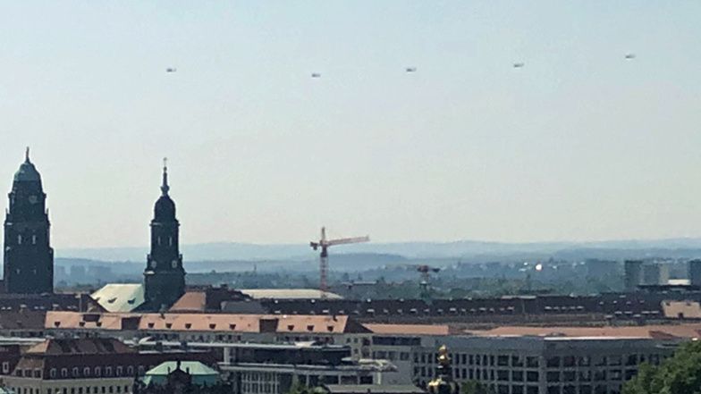 Die fünf Hubschrauber waren etwa 9.30 Uhr über der Stadt zu sehen.