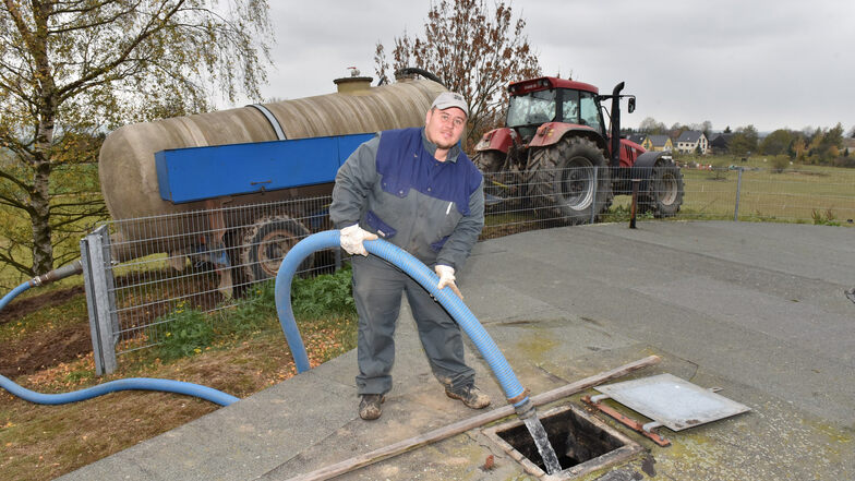 2018 haben Mitarbeiter der Pretzschendorfer Landwirtschafts- und Dienstleistungs GmbH den Hochbehälter bei Röthenbach bis kurz vor Weihnachten regelmäßig mit Wasser befüllt, wie hier Stephan Hanke.