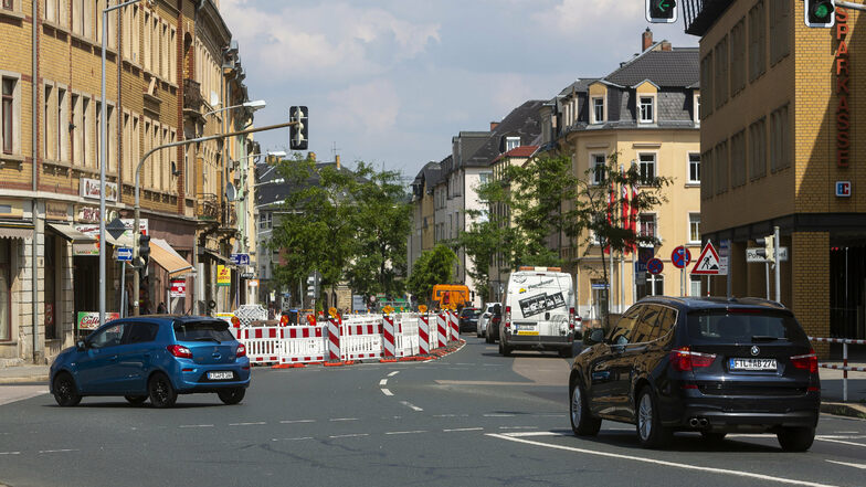 An der Kreuzung Dresdner Straße / Wilsdruffer Straße rollt der Verkehr sogar besser als sonst, denn aus Richtung Dresden kann aufgrund der Baustelle kein Gegenverkehr kommen.