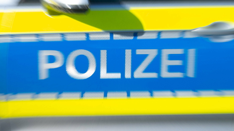 In Schirgiswalde stellte die Polizei den Diebstahl von mehreren Hundert Litern Diesel aus einem Lkw fest.