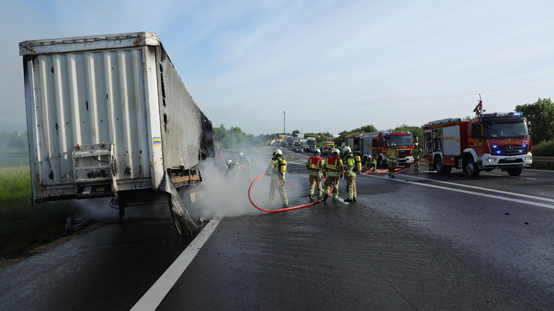 Auf der A17 bei Dresden ist am Mittwochmorgen ein Feuer auf einem Sattelzug ausgebrochen.