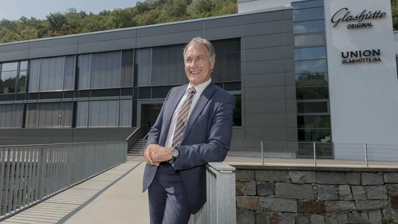 Adrian Bosshard, Geschäftsführer der Union Uhrenfabrik, vor dem Firmengebäude in Glashütte.