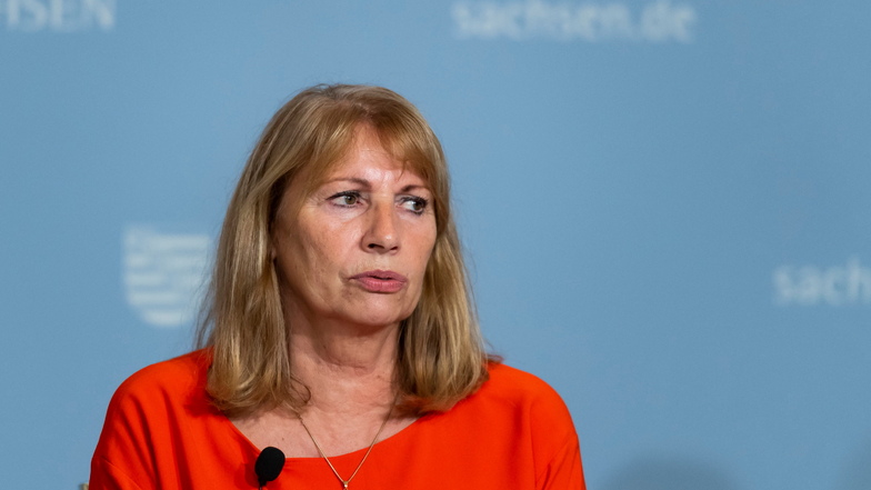 Sachsens Gesundheitsministerin Petra Köpping will sich nach dem Aufzug mit Fackeln vor ihrem Haus nicht einschüchtern lassen.