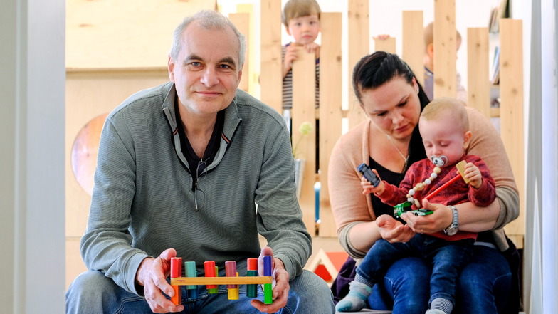 Andreas Wilde, Vorsitzender des Vereins zur Förderung der Kindertagespflege im Landkreis Meißen, besucht Tagesmutti Carolin Pieter, die unter anderem den kleinen Charlie betreut.