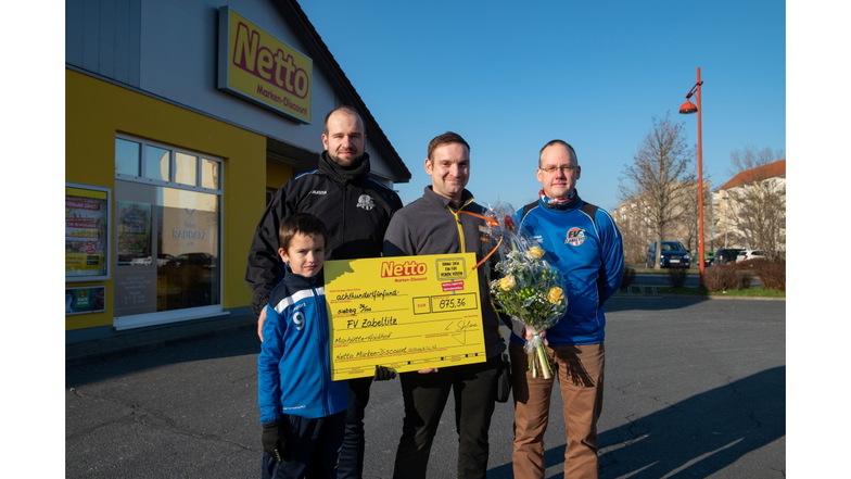 Danny und Stefan Hollmann (Trainer der Zabeltitzer E1/v.l.) sowie Co-Trainer Rene Nitzsche (rechts) präsentierten gemeinsam mit dem Netto-Marktleiter Alexandro Müller den Spendenscheck.