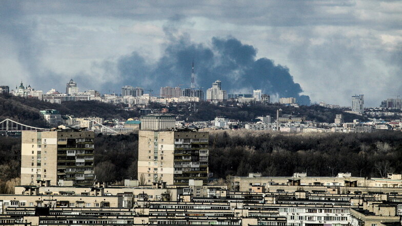 Rauch steigt über der ukrainischen Hauptstadt Kiew auf, doch erobert hat Russland die Stadt bislang nicht.
