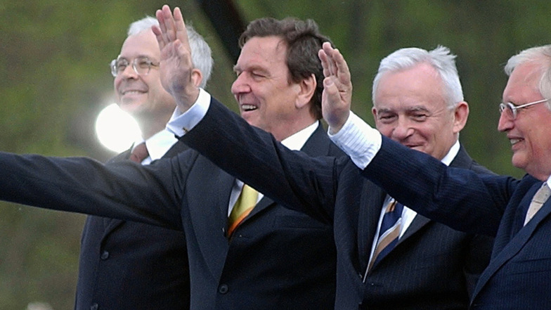 Sie waren 2004 zur Feier der EU-Osterweiterung in Zittau: (von links) der tschechische Ministerpräsident Vladimir Spidla, Bundeskanzler Gerhard Schröder (SPD), Polens Ministerpräsident Leszek Miller und EU-Kommissar Günter Verheugen.