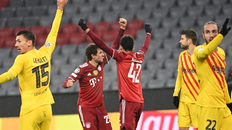 Am Mittwoch bejubelten Bayerns Thomas Müller (l.) und Jamal Musiala (r.) dem 3:0-Sieg gegen den FC Barcelona. Nun geht es in der Champions-League-Achtelfinale statt gegen Atletico Madrid gegen RB Salzburg.