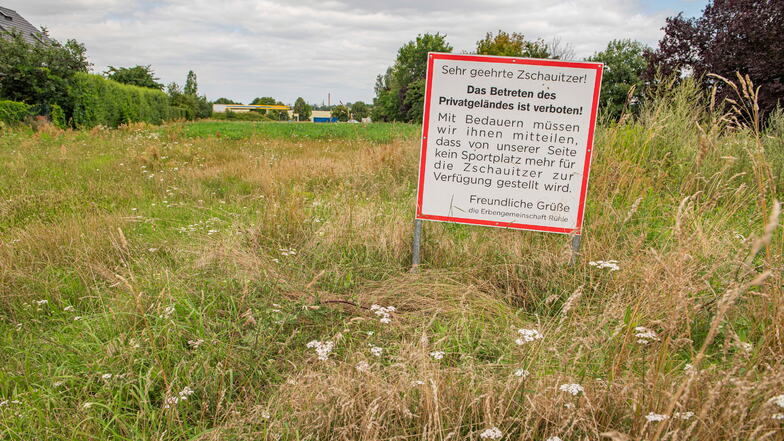 Auf dem ehemaligen Spiel- und Bolzplatz im Großenhainer Ortsteil Zschauitz kündet ein Schild davon, dass sich auf dem Grundstück schon bald etwas ändern wird.