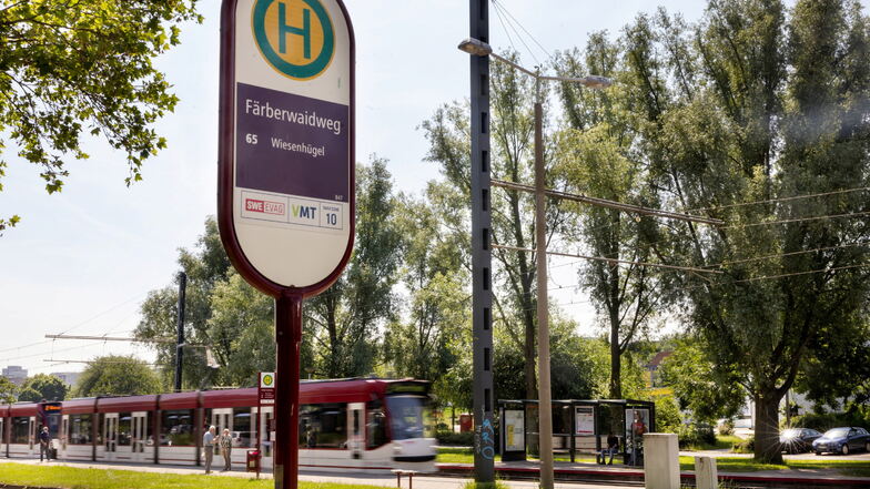 Eine Straßenbahn fährt in die Haltestelle Färberwaidweg in Erfurt ein.Dort wurden am Morgen zwei Menschen mit einem Messer angegriffen und verletzt.