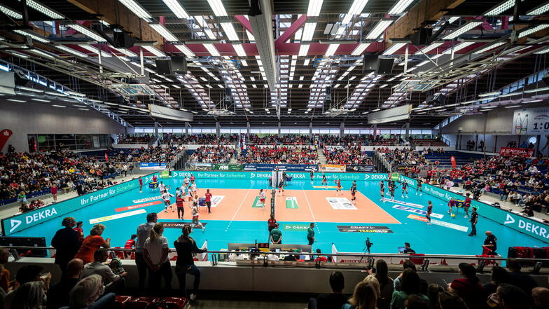 Trotz des undichten Daches in der Margon-Arena ziehen die Volleyballerinnen des Dresdner SC die meisten Heimzuschauer in der Bundesliga an.