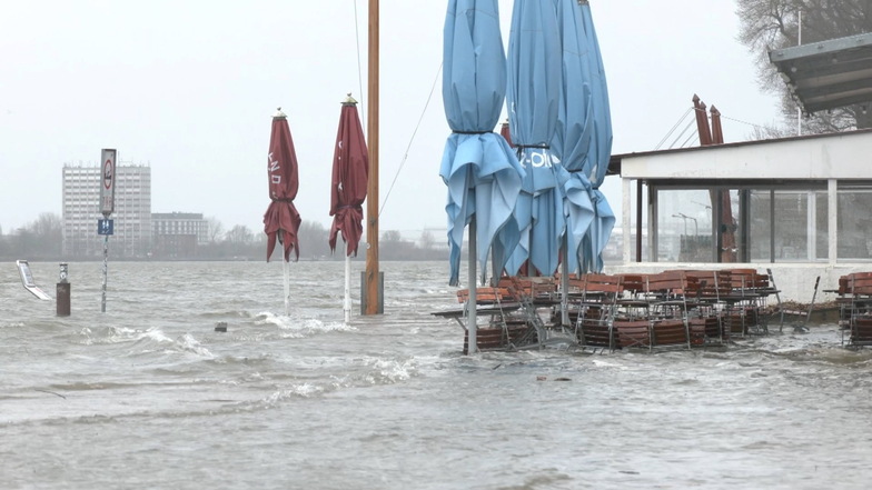 Hamburg: Der Außenbereich eines Restaurants steht unter Wasser.