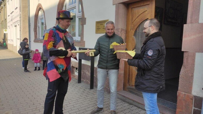 In Ostrau übernahm der Zeremonienmeister des Schrebitzer Carnevalclubs (SCC) den Schlüssel des Rathauses. Bürgermeister Dirk Schilling hatte auch ein paar Golddukaten dabei.