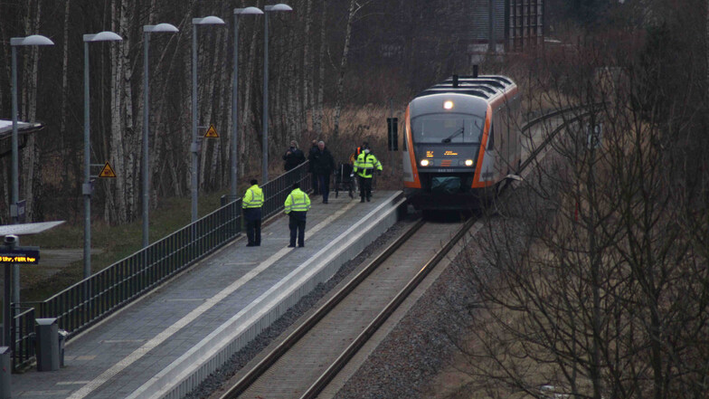 Am Anfang des Bahnsteigs in Neugersdorf hat der Mann im Gleis gelegen, der Zug überrollte ihn trotz Gefahrenbremsung. Sein Rollstuhl stand noch auf dem Bahnsteig.