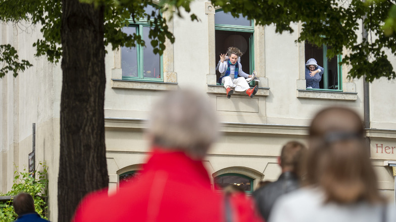 Schauspieler vom Theater Schreiber und Post aus Dresden zeigen zum Fest „Radebeuler Lebensart“ auf dem Anger in Radebeul-Altkötzschenbroda das Stück „Frau Holle“ als Fenstertheater.