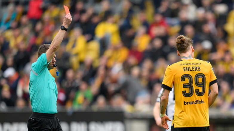 Dynamo-Verteidiger Kevin Ehlers sieht nach seiner Notbremse beim 0:0 gegen Ulm die Rote Karte. Nun ist er vom DFB-Sportgericht für zwei Spiele gesperrt worden.