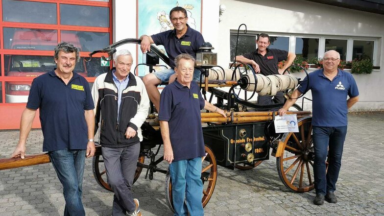 Diese Männer haben die alte Handdruckspritze der Frankenthaler Feuerwehr restauriert: Enrico Oelke, Helmut Petzold, Dieter Damme, Ottmar Peter, Nico Standfuß und Uwe Hentsche (v.l.).