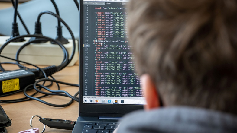 Programmieren heißt manchmal auch, stundenlang auf Reihen von Codes zu starren und nicht weiterzuwissen. Bei "Jugend hackt" wird Anfängern geholfen.