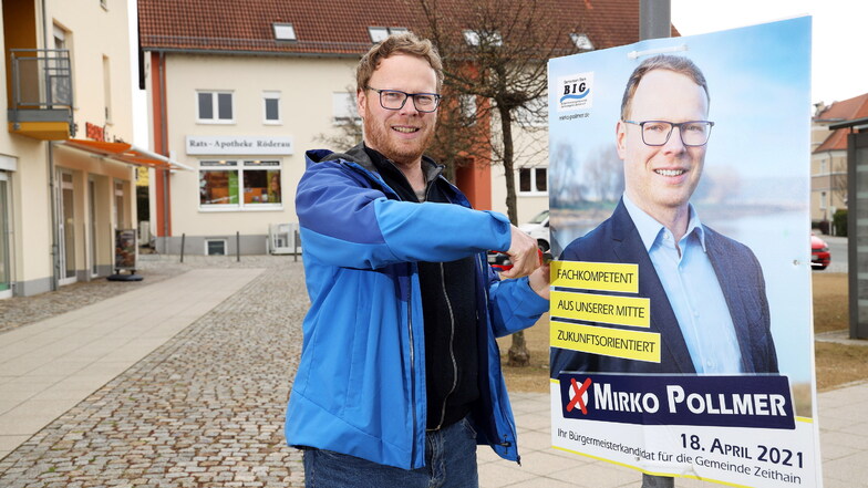 Mirko Pollmer, der neue Bürgermeister von Zeithain, nimmt seine Wahlplakate ab.