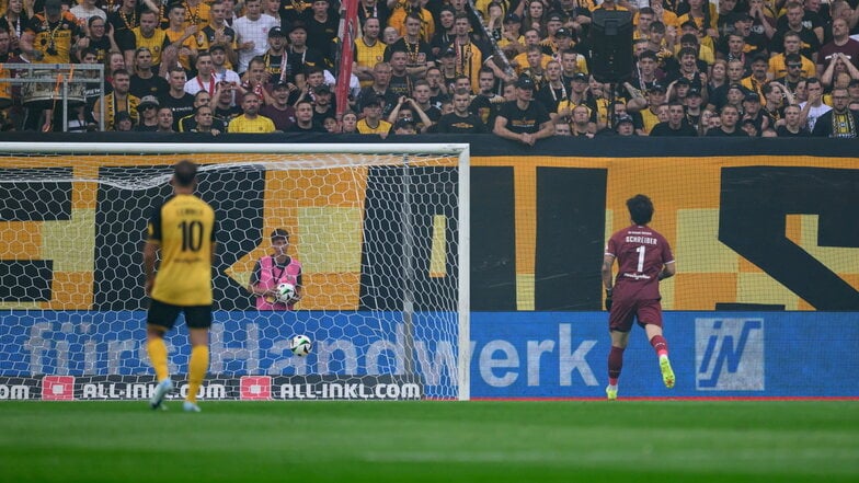 Der Ball schlägt im Tor ein, da hat Dynamo-Torwart Tim Schreiber die Verfolgungsarbeit schon aufgegeben. Über seinen Kopf hinweg trifft Energie zum 0:2-Zwischenstand.