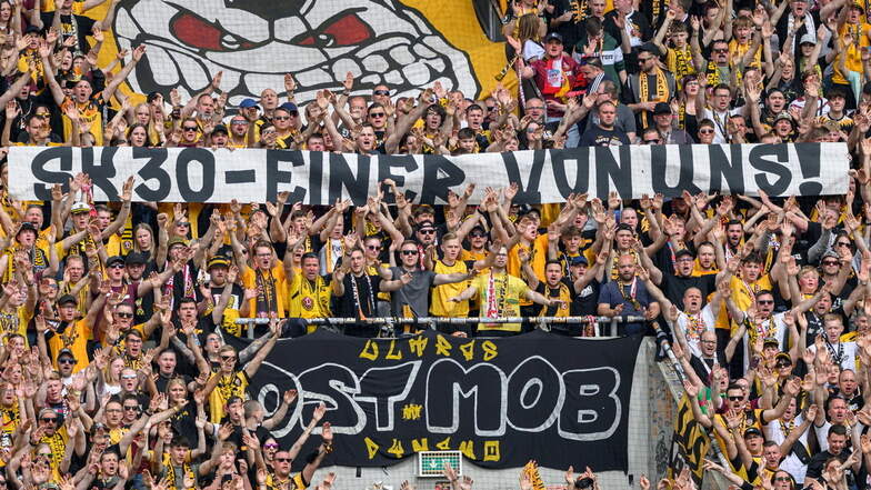 Dynamos Fans im K-Block zeigen im Spiel gegen Saarbrücken ein Banner für Stefan Kutschke.