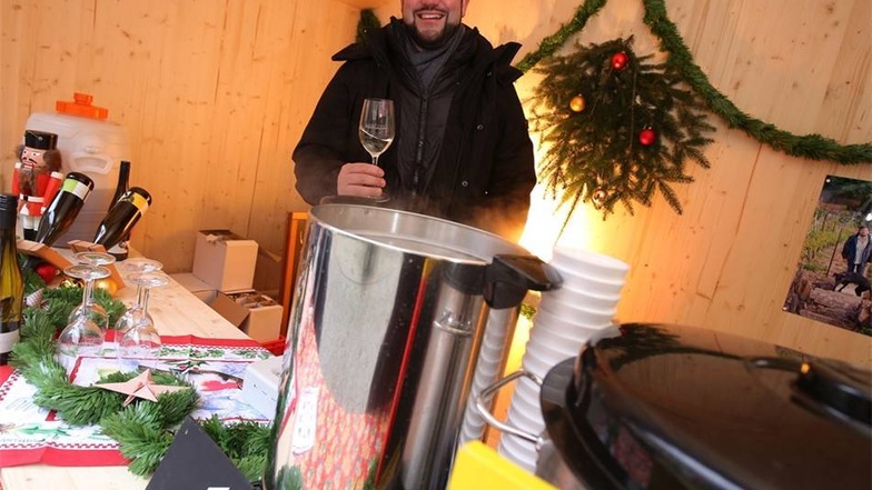 Schon alleine der Fakt, dass es Wein aus Liegau-Augustusbad gibt, dürfte viele Weihnachtsmarktbesucher erstaunen. Wobei Andreas R. Kretschko längst mehr als ein Geheimtipp sein dürfte.