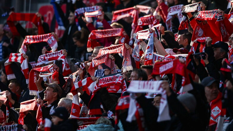Leipzigs Fans halten ihre Schals in die Höhe