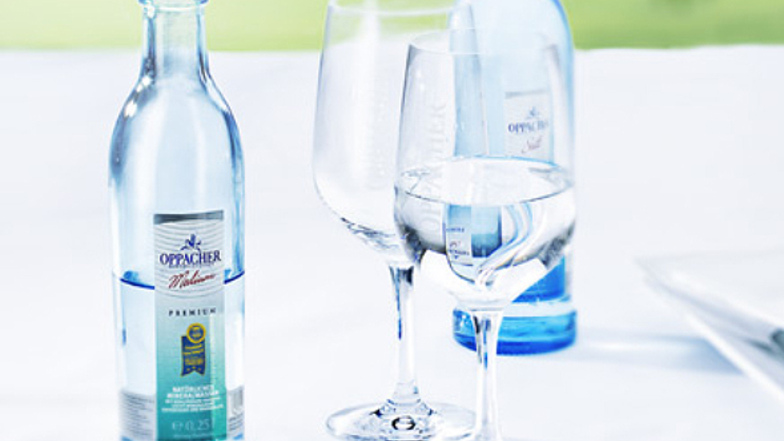Die Aromen des Weins rundet besonders ein Glas Oppacher Mineralwasser ab: Durch seinen harmonischen, milden Geschmack!