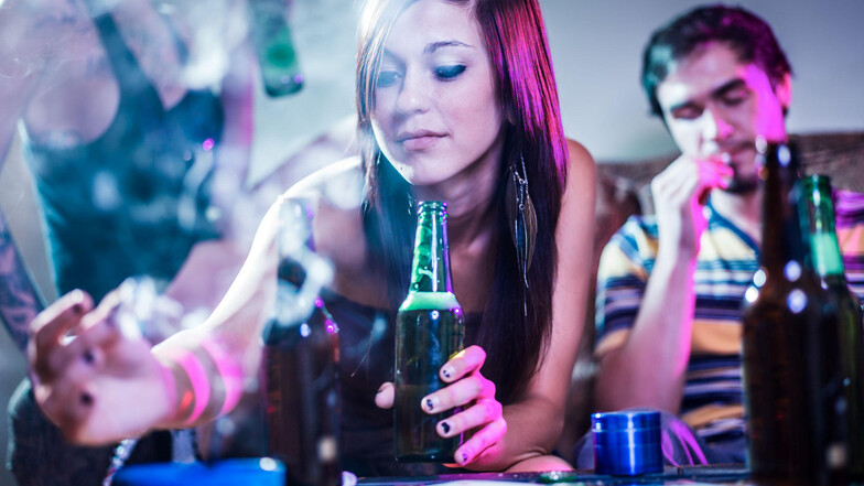 Ob Alkoholtrinken oder Rauchen: Jugendliche lassen sich gern von der Clique anstecken.