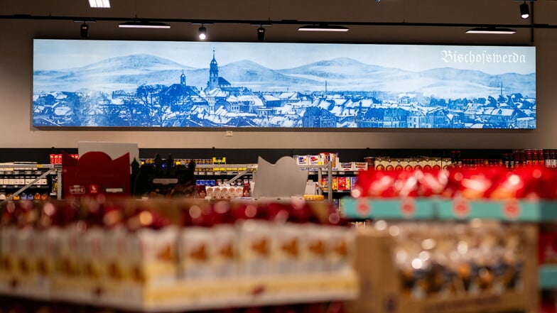 Über der Ware zieht eine historische Aufnahme von Bischofswerda im neuen Edeka-Markt alle Blicke auf sich.