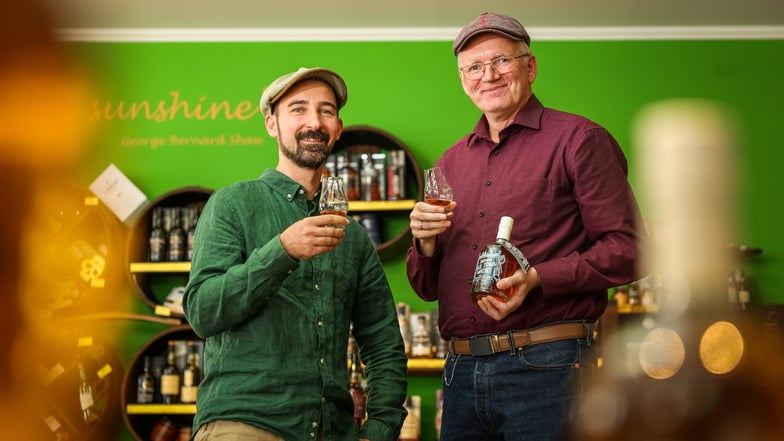 Roy Arnold (l.) und Detlef Sittel sind Whisky-Experten. Sittel ist nun Schirmherr von Arnolds Whisky-Messe in Dresden.