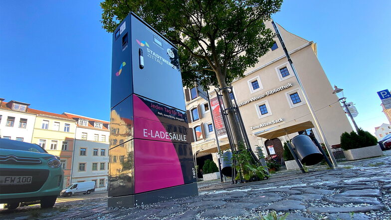 Auf der Neustadt in Zittau steht einer der fünf neuen Ladesäulen für Elektroautos.