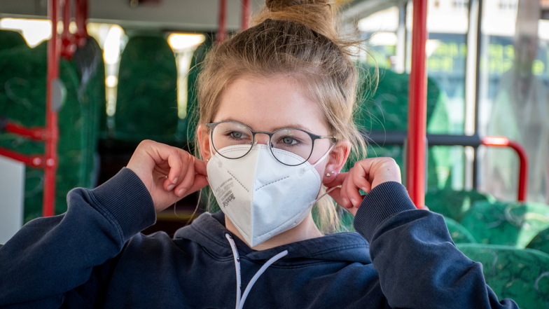 Für Laura ist sie schon selbstverständlich, die FFP2-Maske. In Bussen und Bahnen müssen die Fahrgäste ab sofort ausschließlich FFP2-, KN 95- oder N 95-Masken tragen.