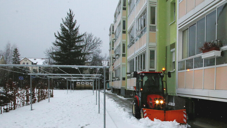 Mitarbeiter der Nieskyer Firma LDS sind seit Mittwochmorgen im Einsatz, um den Schnee vor Wohnhäusern, Schulen und Kindergärten wegzuschieben.