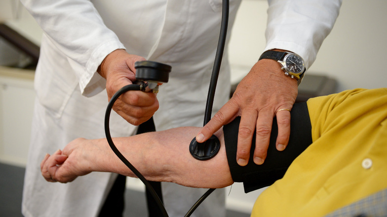 In den Bereitschaftspraxen wird nicht nur der Blutdruck gemessen. Sie dienen der Behandlung von Patienten mit nicht lebensbedrohlichen Beschwerden an den Wochenenden und zu Feier- und Brückentagen.