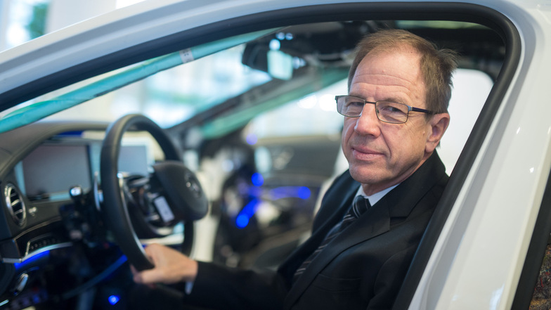 Am Steuer: Infineon-Konzernchef Reinhard Ploss liefert viele Mikrochips an die Autoindustrie, kann aber derzeit nicht alle Wünsche erfüllen. In Dresden entstehen neue Arbeitsplätze.